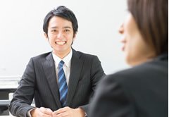 面接を受ける男性のイメージ