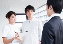 医療従事者と会話するCRAのイメージ