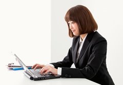 パソコンで業務をするCRAのイメージ